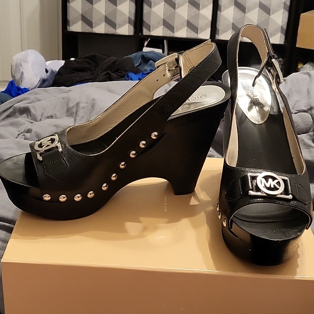 Michael Kors Charm Sling size 9M